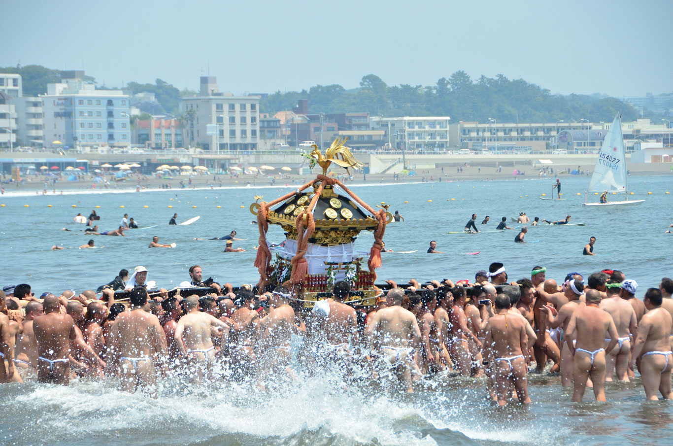 江の島天王祭「神輿海上渡御」